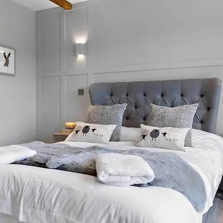 Luxury Barn With Hot Tub & Cinema Room, Nr Skipton