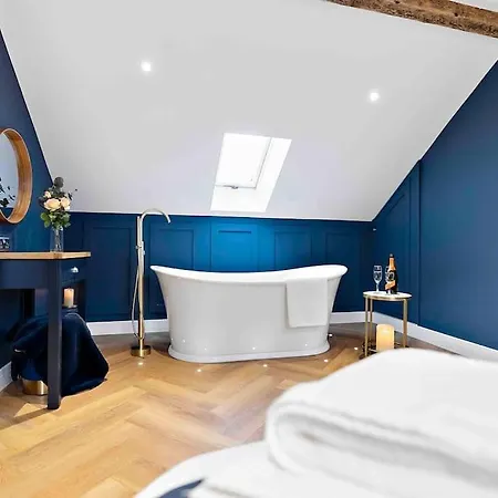Luxury Barn With Hot Tub & Cinema Room, Nr Skipton بيت للعطل Lothersdale