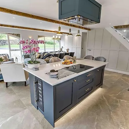 Luxury Barn With Hot Tub & Cinema Room, Nr Skipton