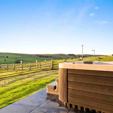 Luxury Barn With Hot Tub & Cinema Room, Nr Skipton بيت للعطل