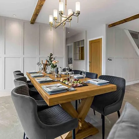 Luxury Barn With Hot Tub & Cinema Room, Nr Skipton