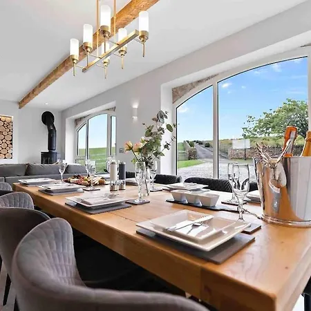 بيت للعطل Luxury Barn With Hot Tub & Cinema Room, Nr Skipton Lothersdale