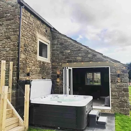 Luxury Barn With Hot Tub & Cinema Room, Nr Skipton *