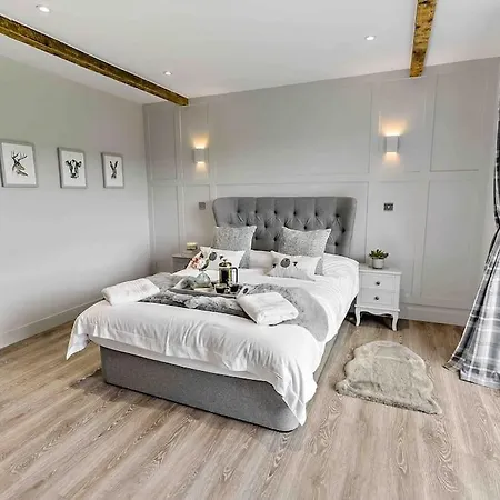 Luxury Barn With Hot Tub & Cinema Room, Nr Skipton بيت للعطل Lothersdale
