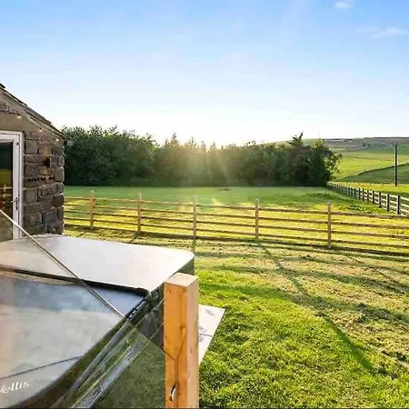 Luxury Barn With Hot Tub & Cinema Room, Nr Skipton