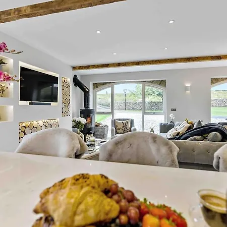 Luxury Barn With Hot Tub & Cinema Room, Nr Skipton بيت للعطل Lothersdale