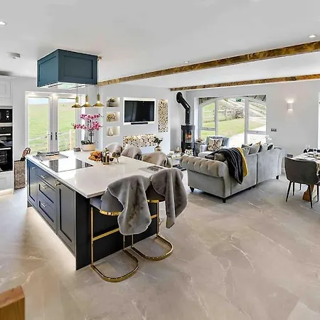 بيت للعطل Luxury Barn With Hot Tub & Cinema Room, Nr Skipton *