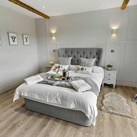 Luxury Barn With Hot Tub & Cinema Room, Nr Skipton بيت للعطل Lothersdale