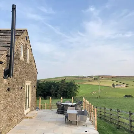 Luxury Barn With Hot Tub & Cinema Room, Nr Skipton *
