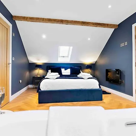 Luxury Barn With Hot Tub & Cinema Room, Nr Skipton