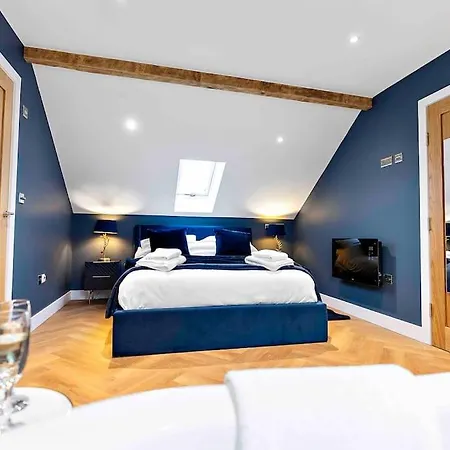 Luxury Barn With Hot Tub & Cinema Room, Nr Skipton *