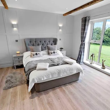 Luxury Barn With Hot Tub & Cinema Room, Nr Skipton 別荘