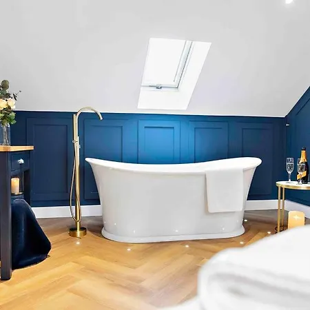 Luxury Barn With Hot Tub & Cinema Room, Nr Skipton *