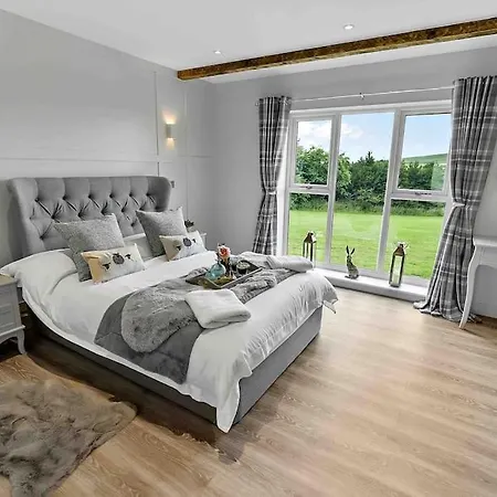 Luxury Barn With Hot Tub & Cinema Room, Nr Skipton Lothersdale
