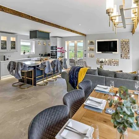 Luxury Barn With Hot Tub & Cinema Room, Nr Skipton