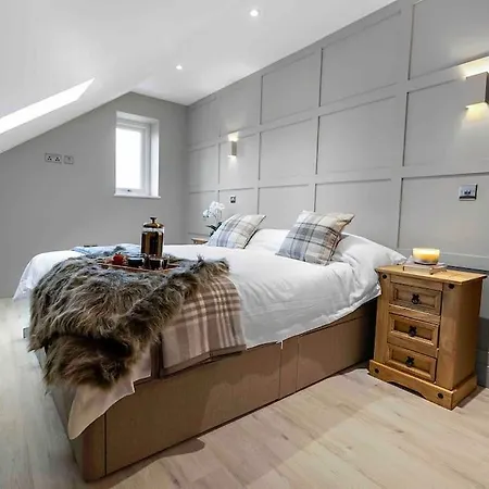 Luxury Barn With Hot Tub & Cinema Room, Nr Skipton *