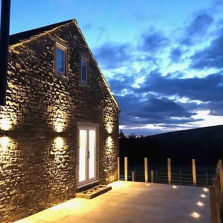 Luxury Barn With Hot Tub & Cinema Room, Nr Skipton